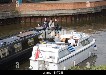 Una stretta e barca cabinato di passare a stretto contatto in corrispondenza di una giunzione sul Grand Union Canal, Loughborough, Leicestershire, Inghilterra. Foto Stock