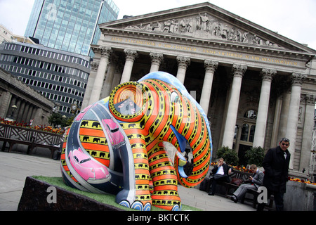 "L'Elefante (gara contro il tempo)" (74) da Caio Locke presso il Royal Exchange. Parte di Elephant Parade London 2010 Foto Stock