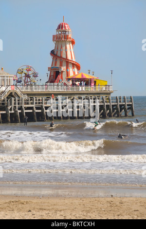 Navigare off Bournemouth Beach nella parte anteriore del molo di Bournemouth Foto Stock