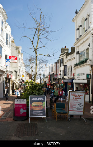 Insegne, cartelli e bacheche fuori dei negozi nelle corsie in area dello shopping Brighton Sussex Foto Stock