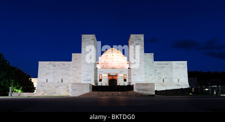 A Canberra, Australia - Panoramica del Australian War Memorial a Canberra durante la notte Foto Stock