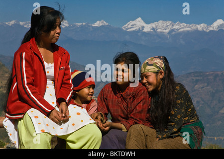 Il nepalese scuola bambini prendere una pausa dall'Aula - KATHAMANDU VALLEY, NEPAL Foto Stock