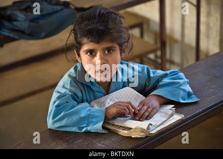 Una scuola nepalese ragazza in divisa in aula - KATHAMANDU VALLEY, NEPAL Foto Stock