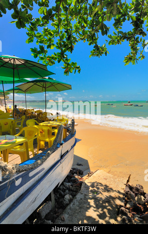 Ristorante barca sulla pipa spiaggia cittadina con vista della spiaggia e del mare Foto Stock