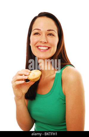 Giovane donna di mangiare una torta tritate Foto Stock