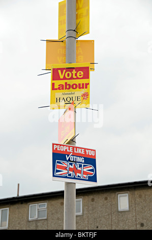 Segni di voto sui lampioni in tipton west midlands durante le elezioni generali del 6 maggio 2010 Foto Stock