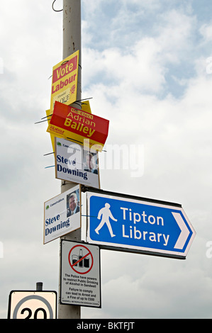 Segni di voto sui lampioni in tipton west midlands durante le elezioni generali del 6 maggio 2010 Foto Stock