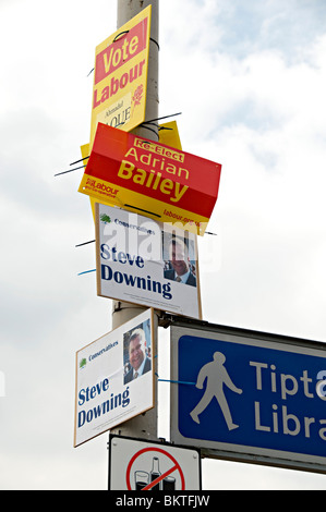 Segni di voto sui lampioni in tipton west midlands durante le elezioni generali del 6 maggio 2010 Foto Stock