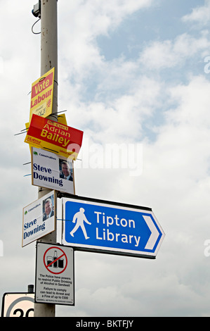 Segni di voto sui lampioni in tipton west midlands durante le elezioni generali del 6 maggio 2010 Foto Stock