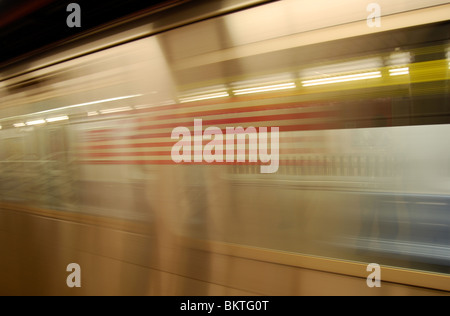 A New York MTA 2 tira in treno fino a Wall Street La stazione della metropolitana di New York City, Stati Uniti d'America. Foto Stock