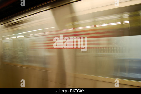 A New York MTA 2 tira in treno fino a Wall Street La stazione della metropolitana di New York City, Stati Uniti d'America. Foto Stock