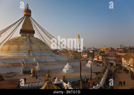 Preghiera tibetano bandiere soffiare la brezza a sunrise - BODHANATH STUPA, Kathmandu, Nepal Foto Stock