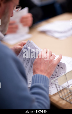 Il conteggio dei voti espressi in Ceredigion circoscrizione elettorale alle elezioni generali, 6 maggio 2010 Foto Stock
