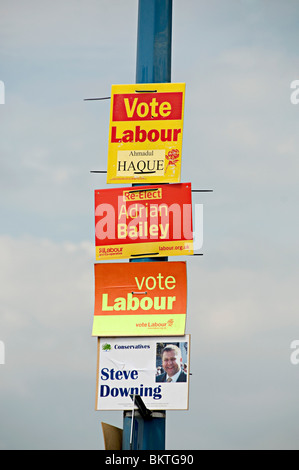 Segni di voto sui lampioni in tipton west midlands durante le elezioni generali del 6 maggio 2010 Foto Stock