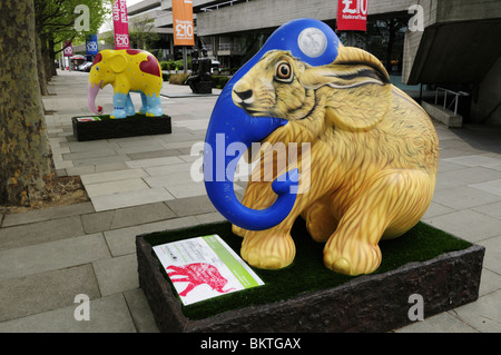 Elephant Parade London 2010 mostra d'arte sculture sulla South Bank di Londra, Inghilterra, Regno Unito Foto Stock