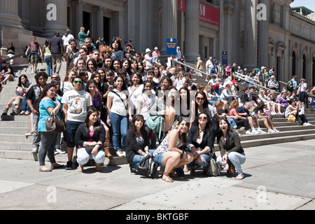 Felice gruppo di multi etnico teens da Queens Vocational High School pone sulle fasi del Metropolitan Museum dopo una gita di museo Foto Stock
