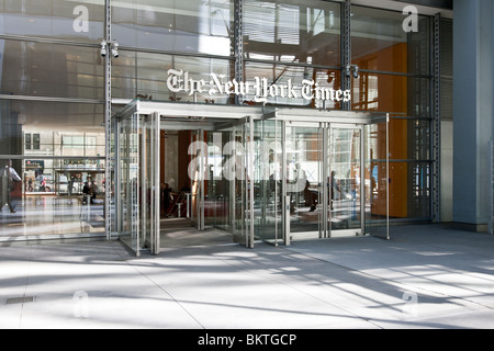 West 41st Street ingresso, con i familiari del New York Times logo, trasparente alla lobby del New York Times Building di New York City Foto Stock