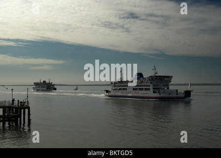 Due traghetti Wightlink passare ogni altro nel Solent al di fuori del porto di Portsmouth. Foto Stock