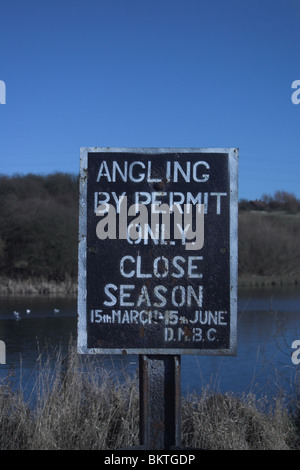 Pesca sportiva da consentire solo segno. Piscine Fens Riserva Naturale. West Midlands. Regno Unito Foto Stock