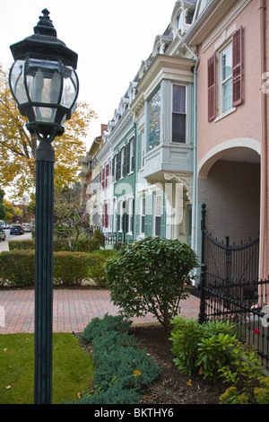 Federale di architettura di stile case colorate su South Main Street a Ginevra New York Foto Stock