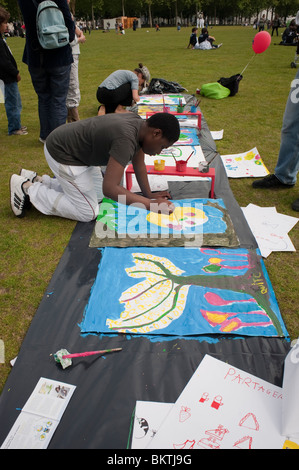 Celebrazione del mondo "commercio equo" giorno, con adolescente di pittura su carta, Prato di La Villette Park, Foto Stock