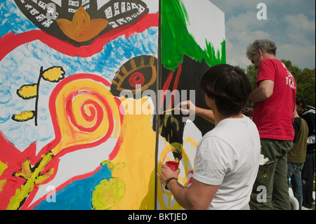 Celebrazione della Giornata Mondiale del 'Commercio equo e solidale', con il Muro di Pittura dell'uomo, nel Parco la Villette, Parigi colorata, Arte di strada Foto Stock