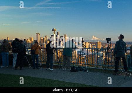 Le persone che assumono le foto dello Space Needle, skyline della città e del Monte Rainier da Kerry Park sulla Queen Anne Hill; Seattle, Washington Foto Stock