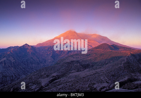 Il Monte Sant Helens all alba da Smith Creek Viewpoint; Monte Sant Helens National Volcanic Monument, Washington. Foto Stock