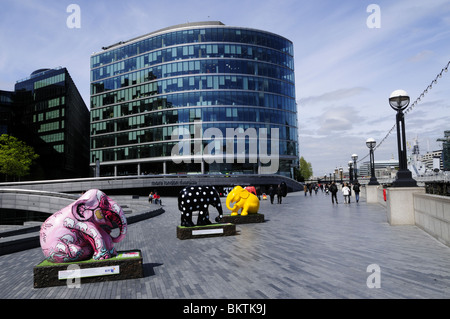 Elephant Parade London 2010 mostra d'arte sculture vicino al più Londra Riverside sviluppo, London, England, Regno Unito Foto Stock