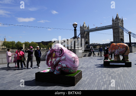 Elephant Parade London 2010 mostra d'arte sculture vicino al Tower Bridge, London, England, Regno Unito Foto Stock