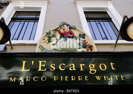 L'Escargot Marco Pierre White Restaurant sign, Greek Street, Soho, London, England, Regno Unito Foto Stock