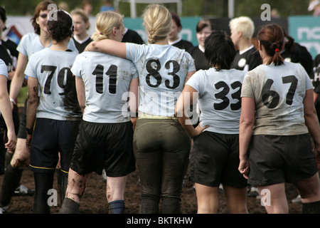 I NUMERI DISPARI SI ALLINEANO NEL FUMETTO SANS, WOMENS TEAM, SWAMP SOCCER: Matas Muijat al fischio finale della Coppa del mondo di calcio Swamp a Ukkohalla, Finlandia Foto Stock