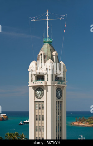 L'Aloha Tower presso l'ingresso al Porto di Honolulu, Hawaii Foto Stock