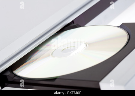 Lettore DVD di espulsione del disco con isolati su sfondo bianco Foto Stock