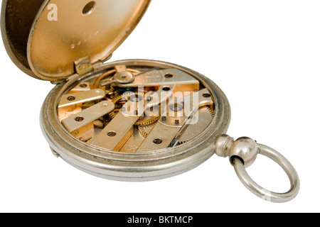 La precisione di un orologio interno meccanismo d'Argento antico orologio da tasca, isolato su sfondo bianco Foto Stock