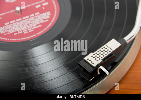 Close-up di vinile giocando su vintage Garrard giradischi Foto Stock