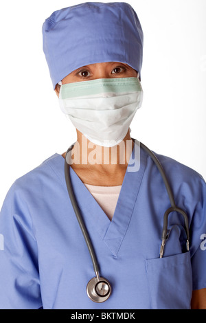 Asian femmina professionale medica indossando scrubs e una maschera. Ella ha uno stetoscopio attorno al collo. Colpo verticale. Isolato . Foto Stock