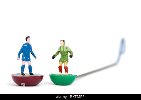 Vintage Subbuteo® toy giocatore di football e portiere, isolato su sfondo bianco Foto Stock