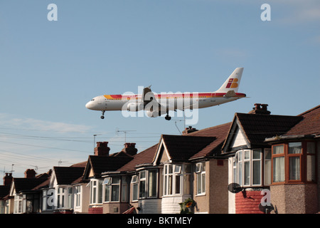 Un Iberia Airbus A321-211atterraggio all' Aeroporto di Heathrow di Londra, Regno Unito. Vista dal Mirto Avenue, Hounslow. (Ce-JLI) Foto Stock