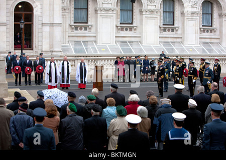 Il principe Charles assiste il servizio per il sessantacinquesimo anniversario della Giornata di VE in Whitehall, Londra Foto Stock