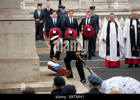 Il principe Charles assiste il servizio per il sessantacinquesimo anniversario della Giornata di VE in Whitehall, Londra Foto Stock