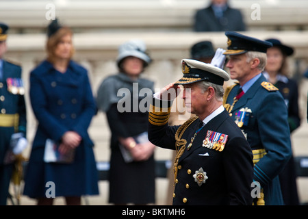 Il principe Charles assiste il servizio per il sessantacinquesimo anniversario della Giornata di VE in Whitehall, Londra Foto Stock