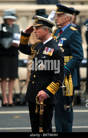 Il principe Charles assiste il servizio per il sessantacinquesimo anniversario della Giornata di VE in Whitehall, Londra Foto Stock