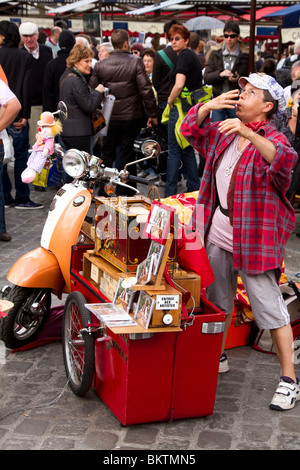 Busker nel quartiere Montmartre di Parigi Foto Stock