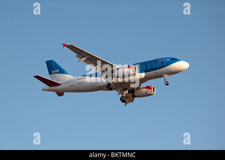 Un bmi British Midland Airbus A319-131 provenienti per atterrare all'Aeroporto di Londra Heathrow, UK. Agosto 2009. (G-DBCH) Foto Stock