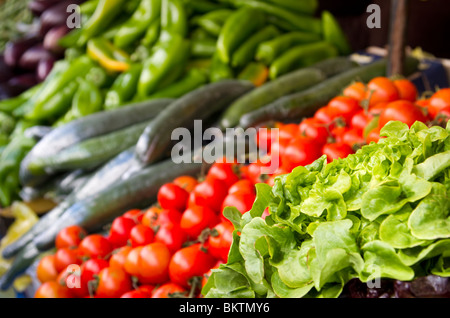 Assortimento di verdure per la vendita nel mercato Aligre, Parigi Foto Stock