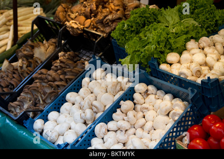 Assortimento di verdure per la vendita nel mercato Aligre, Parigi Foto Stock