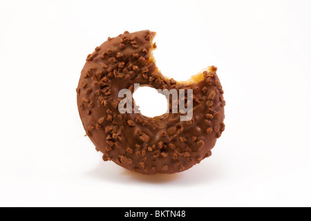 Ricoperta di cioccolato ciambella con un morso prelevato su bianco Foto Stock