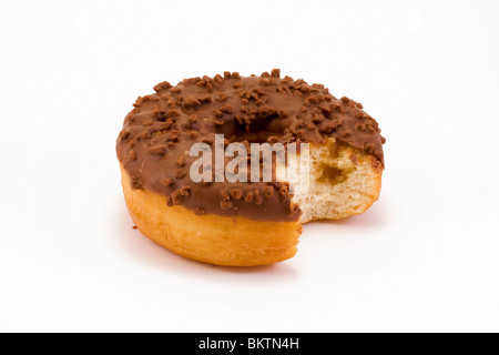 Ricoperta di cioccolato ciambella con un morso prelevato su bianco Foto Stock