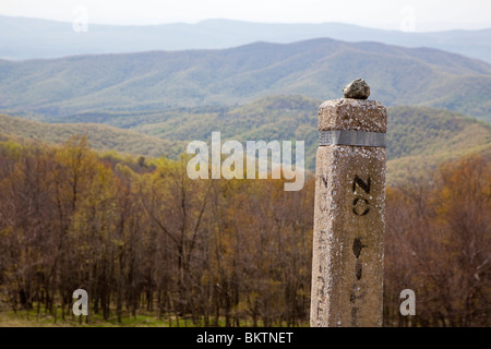 Parco Nazionale di Shenandoah, Virginia - un marcatore per l'Appalachian Trail in Blue Ridge Mountains. Foto Stock